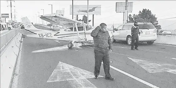  ??  ?? Una avioneta Cessna 182 de la Escuela de Capacitaci­ón Aérea Integral realizó ayer alrededor de las 6:20 horas un aterrizaje forzoso en el bulevar Aeropuerto, en Toluca, estado de México, debido a una falla mecánica. El incidente provocó que un...