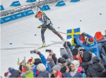  ?? FOTO: HENDRIK SCHMIDT ?? Zielspurt zu Bronze: Laura Dahlmeier erreicht im Einzel ihre dritte Olympiamed­aille.