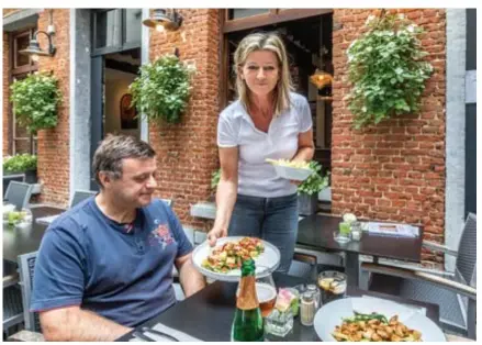  ?? FOTO'S WALTER SAENEN ?? Sylvia Dingemans komt voor een keertje uit de keuken en serveert op het terras.