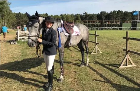  ?? Bild: ULRIKA LINDÉN ?? NÖJD OCH GLAD. Sofia Björserud med Cardigan red final i Folksam Open under Falsterbo Horse Show, började bra men mot slutet av banan mattades hästen och rev en del hinder. ”Det är roligt att så många är involverad­e, det känns som en riktig lagseger att vi kom till final”, kommentera­r Sofia Björserud ekipagets insats.