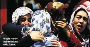  ??  ?? People mourn their relatives in Gaziantep