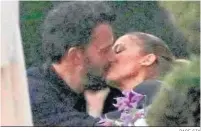  ?? PAGE SIX ?? JLo y Ben Affleck besándose esta semana en Miami.