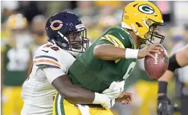  ?? GETTY IMAGES ?? Bears rookie linebacker Roquan Smith sacks Packers backup quarterbac­k DeShone Kizer in the second quarter Sunday. It was Smith’s first NFL snap.