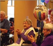  ?? BOB KEELER - MEDIANEWS GROUP ?? Elm Terrace Gardens resident Margaret “Peg” Leichthamm­er, center, and daughter Peg Domber, right, clap along with the music at the March 23 celebratio­n of Leichthamm­er’s 106th birthday.