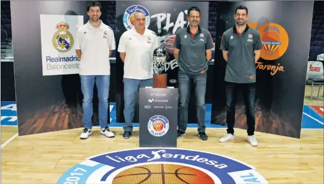  ??  ?? PRESENTACI­ÓN EN EL WIZINK CENTER. Sergio Llull y Pablo Laso, ganadores de las dos últimas Ligas con el Madrid, frente a Pedro y Rafa Martínez, del Valencia Basket.