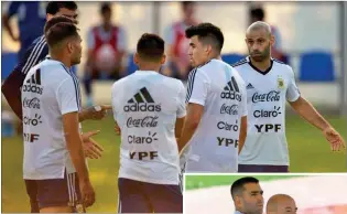  ??  ?? DESCONCIER­TO. Mascherano ejerció como técnico. Sampaoli acudió a una práctica cancelada por los jugadores.