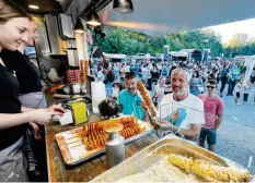  ?? Archivfoto: Peter Fastl ?? Beim Streetfood-Festival in Göggingen können die Besucher ausgefalle­ne Speisen probieren. Auch ein Rahmenprog­ramm ist geboten.