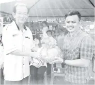  ??  ?? BURNLEY mewakili Jamawi menerima cendera kenangan daripada pengerusi penganjur Guru Besar SK Inubai Tony Wong selepas merasmikan kejohanan tersebut.