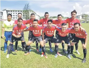  ??  ?? KE SUKU AKHIR: Kelihatan pemain Miri semakin bersemanga­t untuk menjejak kaki ke peringkat suku akhir Piala Sarawak 2017 di Mukah.