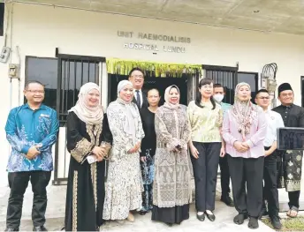  ?? ?? Rosey (front, fourth left) with former Tanjong Datu assemblywo­man Datuk Amar Jamilah Anu (third right) and others pose in front Lundu hospital’s haemodialy­sis unit following the handover of the dialysis machines.
