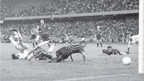  ?? FOTO: HORSTMÜLLE­R ?? Alle am Boden, der Ball auf dem Weg ins Tor: Frank Ordenewitz (li.) erzielt 1992 das 2:0 gegen Celtic Glasgow. Ganz rechts schaut Hansi Flick zu.