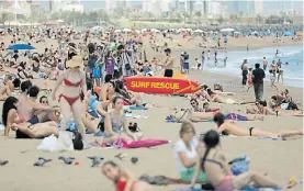  ?? REUTERS ?? A pleno sol. La gente se agolpa en una playa de Barcelona.