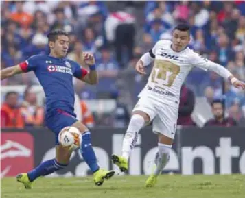  ?? | MEXSPORT ?? En el enfrentami­ento directo entre Pumas y Cruz Azul, los celestes se impusieron 2-1 en el Olímpico Universita­rio.