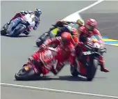  ?? ?? L’incidente A Le Mans Vinales e Bagnaia si toccano e finiscono a terra. Fra il pilota dell’aprilia e il ducatista volano spinte e manate, gli addetti del circuito li dividono