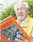  ?? FOTO: ALEXANDER KAYA ?? Wolfgang Finkbeiner mit seinem Buch über betrogene und missbrauch­te Jugend zur Zeit des Dritten Reiches