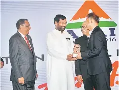  ??  ?? Suresh (second left) is seen receiving the title,‘Best Internatio­nal Low Cost/Budget Airline’ for 2015 and 2016 from Ram at the APAI Awards 2016.