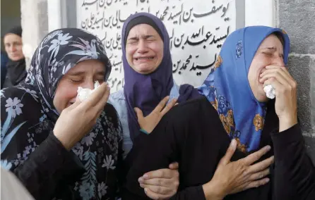  ?? — AFP ?? Mourners attend a funeral ceremony in the Sayyida Zeinab mosque on the outskirts of Damascus for the victims of a bombing that targeted buses carrying evacuees from the besieged government-held towns of Fuaa and Kafraya.