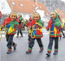  ?? ?? Der Nachwuchs läuft mit: Hästräger aus 29 Zünften waren am Start.