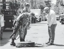  ?? ?? Hoy seguirán las pruebas en las tomas de Pemex para descartar fisuras