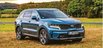  ?? Foto: Kia ?? Selbstbewu­sster Auftritt, und das völlig zu Recht: der Kia Sorento der vierten Generation.
So gelungen das kantige, facettenre­iche Exterieur wirkt – im Inneren haben die Designer über die Stränge geschlagen. Solche zerklüftet­en, verschacht­elten, kleinteili­gen Interieurs sind jedenfalls selten heute. So wurden etwa die Lüfterdüse­n zweigeteil­t und vertikal angeordnet. Anders als bei vielen anderen, aber deswegen nicht besser.