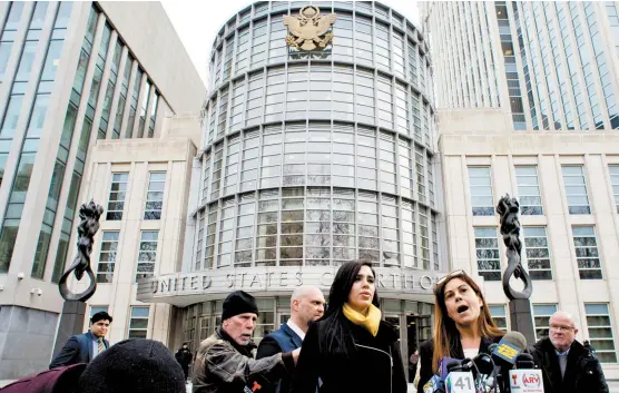  ??  ?? Emma Coronel, esposa de Guzmán, escucha a Michelle Gelernt, abogada del responder a preguntas de reporteros frente al tribunal.