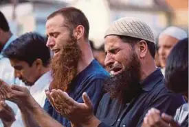  ??  ?? SEORANG lelaki menangis
ketika mendoakan mangsa yang
terbunuh di Kashmir. -
Reuters