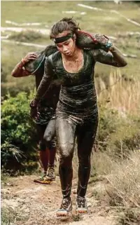  ?? [ FOTO SPARTAN RACE ] ?? Antara cabaran membawa guni pasir yang dilakukan Colleen.