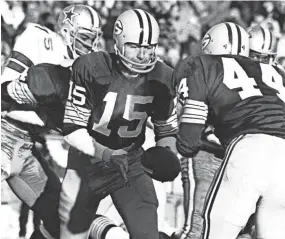  ??  ?? Packers quarterbac­k Bart Starr hands off to Donny Anderson during the 1967 NFL championsh­ip game against the Cowboys.