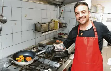  ?? Fotos: Silvio Wyszengrad ?? Domenico Grieco ist der Chef im Da Mimmo. Er steht in der Küche und kocht.