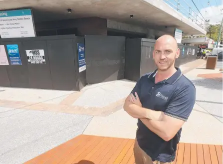  ?? Picture: MIKE BATTERHAM ?? Fitout manager Ben Le Fevre at the Nobby Beach restaurant block being rebuilt after a fire in 2016.
