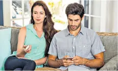  ??  ?? Playing catch-up: it’s surprising­ly easy to lose track after checking your smartphone