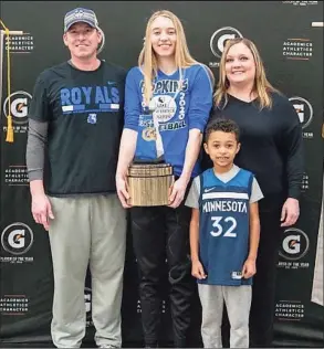  ?? Gatorade / Contribute­d Photo ?? UConn recruit Paige Bueckers poses with her family after being named the girls basketball Gatorade Player of the Year in 2019.