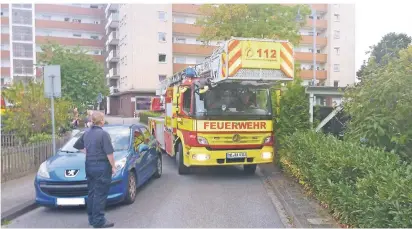  ?? FOTO: FEUERWEHR RATINGEN ?? Im Biberweg blieb die Drehleiter stecken – im Ernstfall hätte das wertvolle Zeit gekostet.