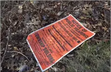  ?? PETE BANNAN - MEDIANEWS GROUP ?? A zoning notice lays in the woods at Springbroo­ke and Pennell roads in Aston where the developmen­t of 35acres of land has spurred controvers­y.