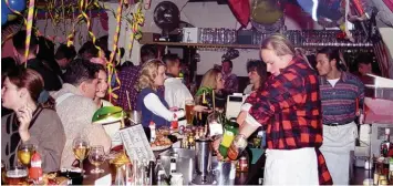  ?? Foto: Andreas Reisewitz ?? So feierte man Anfang der 1990er Jahre im „Peaches“in der Maximilian­straße. Auch Rauchen war damals noch erlaubt. Zum 25. Geburtstag kehren heute Abend Personal und DJs aus dieser Zeit in die Bar zurück.