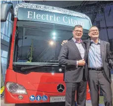  ?? FOTO: DPA ?? Hartmut Schick (rechts), scheidende­r Leiter der Daimler-Bussparte, und sein Nachfolger Till Oberwörder präsentier­ten am Montag den E-Bus Electric Citaro.
