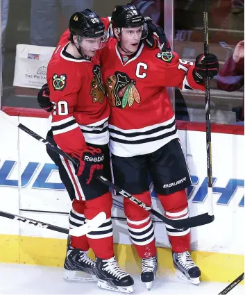  ??  ?? Brandon Saad et Jonathan Toews (ici photograph­iés en 2013) se retrouvero­nt dès la saison prochaine. PHOTO D’ARCHIVES, AFP