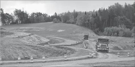  ?? KIRK STARRATT ?? ABOVE and BOTTOM RIGHT: Work continues on the Granite Drive Highway 101 interchang­e project in New Minas.