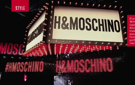  ??  ?? Il set della sfilata MOSCHINO[tv]H&amp;M ispirato a Times Square, dove lo show è stato trasmesso in diretta su un maxi schermo. Durante l’evento, anche una performanc­e dell’artista e vincitore di Grammy, Diplo.