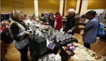  ?? (Photos Jean-François Ottonello) ?? Des centaines d’objets de toutes sortes vous attendent aujourd’hui au Palais de l’Europe.