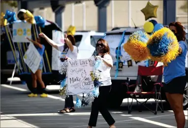  ?? RECORDER PHOTO BY NAYIRAH DOSU ?? Those at Monache who came out to show their support for the Class of 2020 on Thursday.