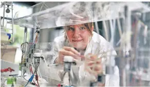  ?? FOTOS: KÖHLEN ?? Viktoria Rusch (17) arbeitet an einer Anlage zur Wasserrein­igung von Schwermeta­llen.