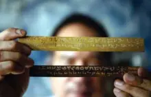  ??  ?? Cultural advocate Leo Emmanuel Castro holding pieces of bamboo inscribed with indigenous Baybayin script.