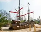  ??  ?? LONDRA Il Diana Memorial Playground, all’interno dei Kensington Gardens, è perfetto per chi visita Londra con bambini, che qui trovano un enorme galeone dei pirati, sul quale arrampicar­si. Ai suoi piedi ci sono il villaggio indiano e tanti giochi...