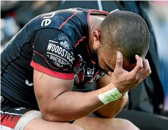  ?? PHOTO: GETTY IMAGES ?? The strain shows for Thomas Leuluai as the Warriors sink to defeat to the Tigers yesterday, effectivel­y ending their season.