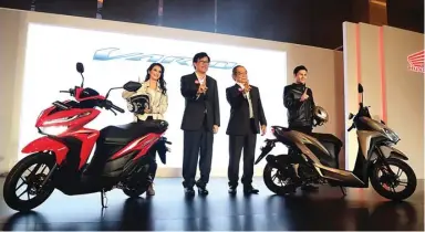  ?? FEDRIK TARIGAN/ JAWA POS ?? SKUTER MATIK: Executive Vice President Director AHM Johannes Loman (dua dari kiri) dan Toshiyuki Inuma (dua dari kanan) memperkena­lkan All New Honda Vario 150 dan All New Honda Vario 125 di Hotel Holiday Inn Kemayoran, Jakarta, kemarin (16/4).