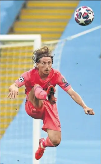  ??  ?? Luka Modric controla un balón durante el partido ante el Manchester City..