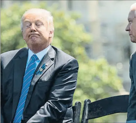  ??  ?? El president Trump amb el fiscal general, Jeff Sessions, en un acte a Washington el maig passat