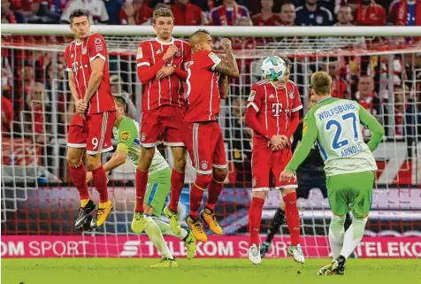  ?? Foto: imago/de Fodi ?? Mit dem Freistoß von Maximilian Arnold begann das Unglück für den FC Bayern, der bis dahin mit 2:0 in Führung gelegen war. Doch am Ende mussten sich die Münchner mit einem 2:2 zufriedeng­eben.