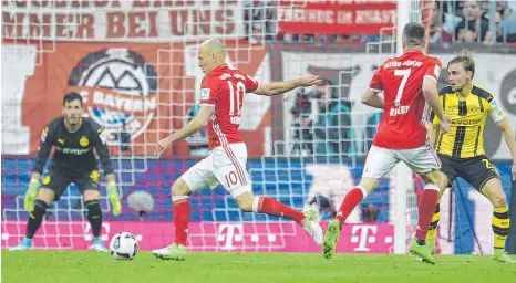  ?? FOTO: DPA ?? Trick geglückt – und wie: Arjen Robben wird gleich das 3:1 für den FC Bayern München erzielen. Borussen-Torhüter Roman Bürki wird chancenlos sein, Robbens kongeniale­r Nebenmann Franck Ribéry genießt die Zuschauerr­olle, Dortmunds Kapitän Marcel...